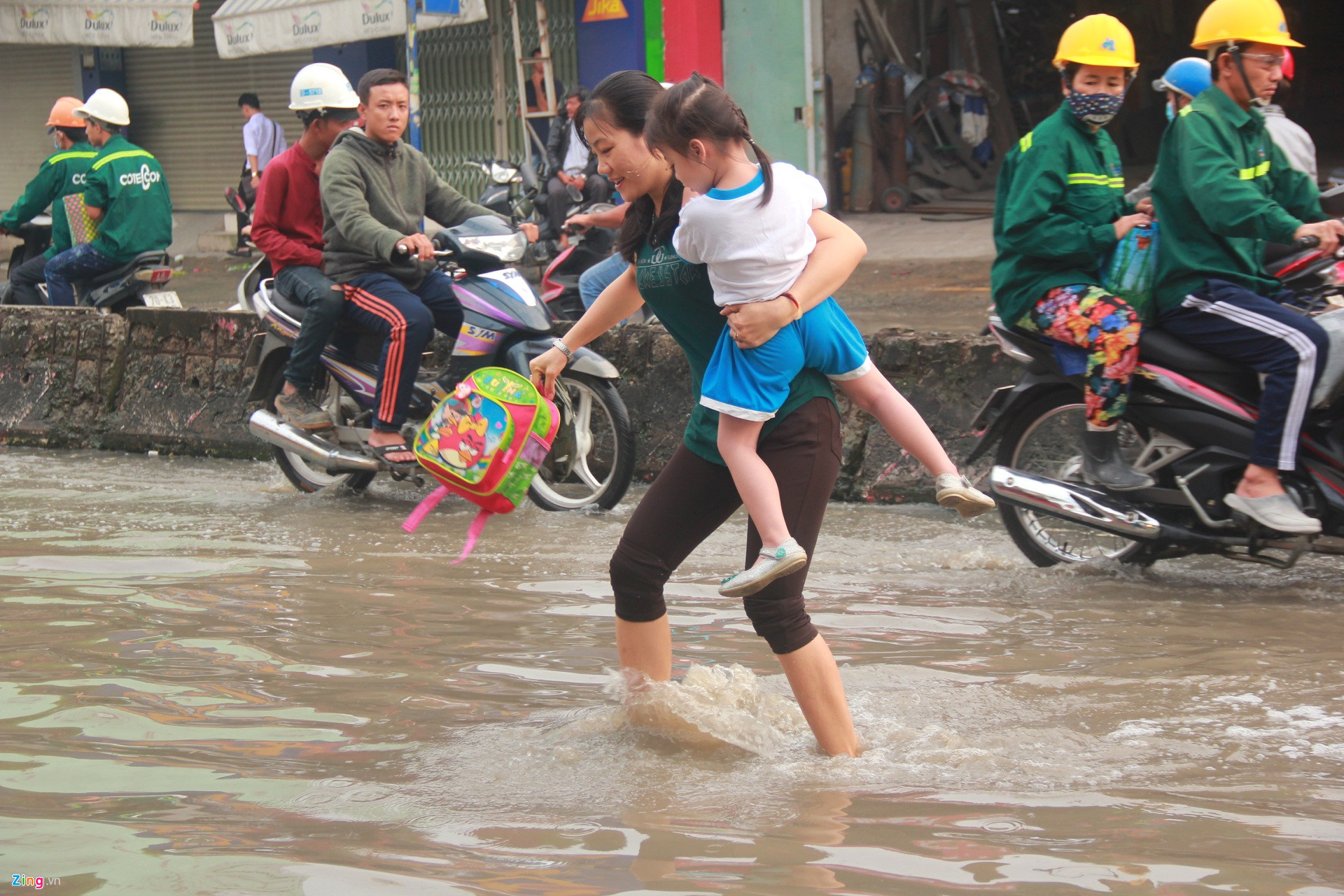 Sài Gòn ngập nặng sáng đầu tuần, học sinh ướt sũng đến trường