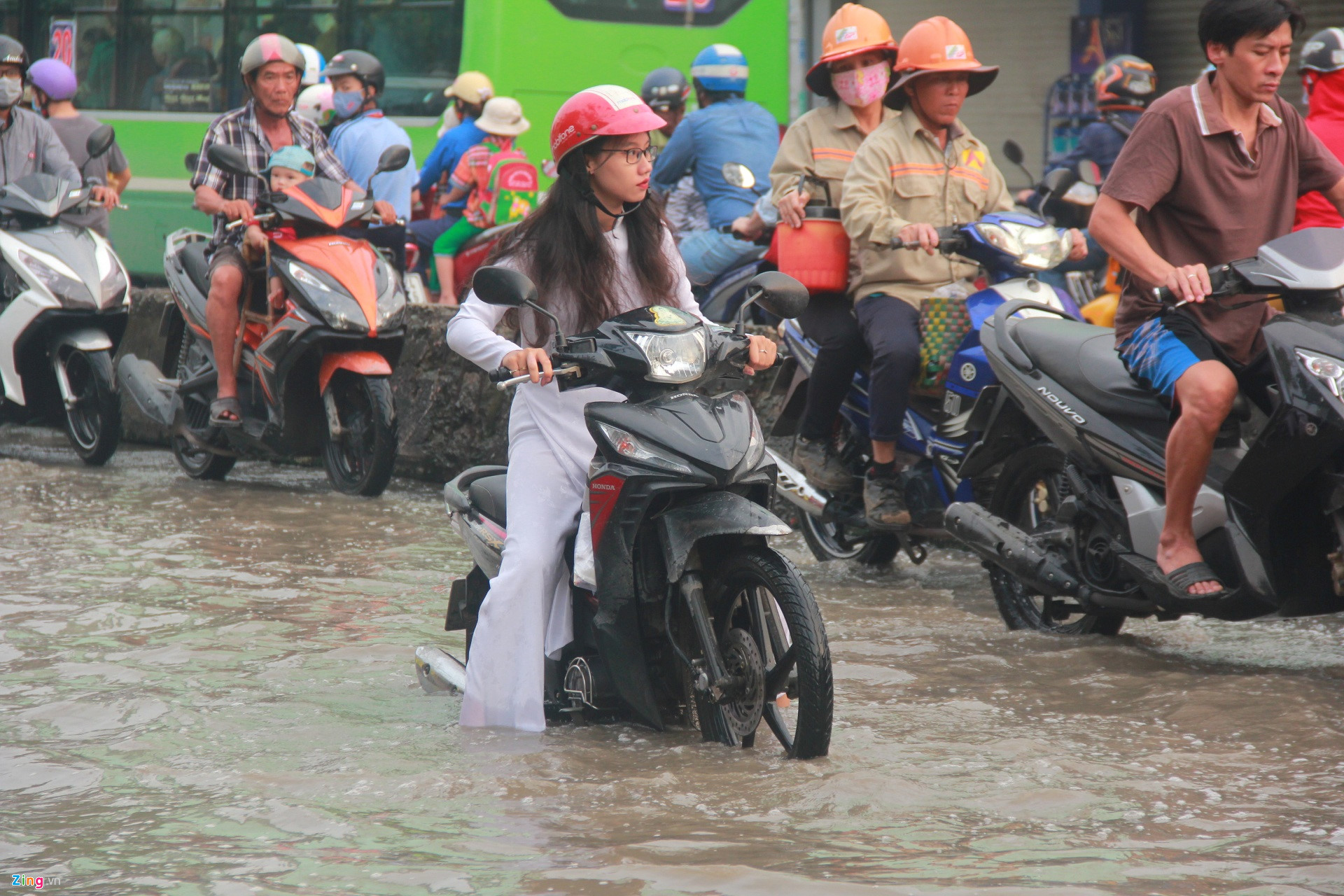 Sài Gòn ngập nặng sáng đầu tuần, học sinh ướt sũng đến trường