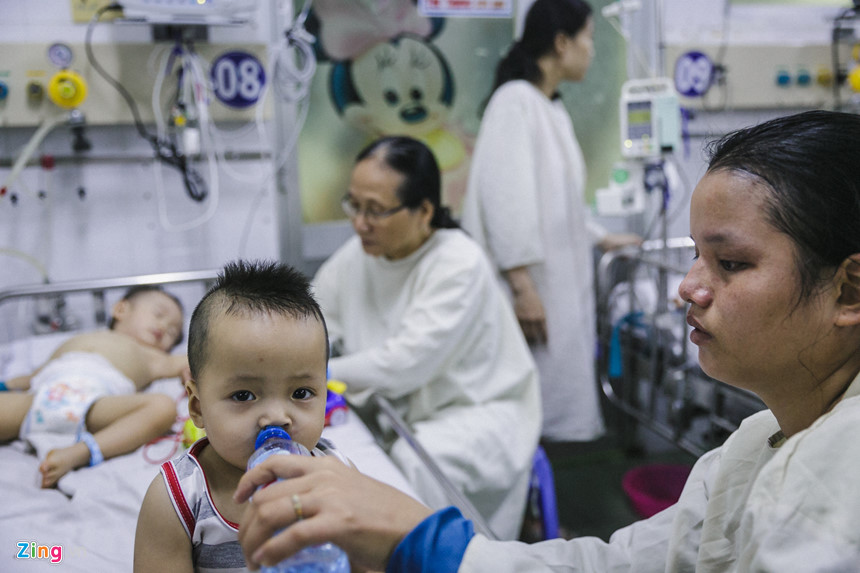 Bệnh viện nhi đồng ở Sài Gòn vỡ trận vì dịch chồng dịch Bệnh viện nhi đồng ở Sài Gòn vỡ trận vì dịch chồng dịch