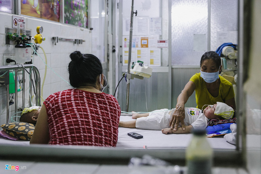 Bệnh viện nhi đồng ở Sài Gòn vỡ trận vì dịch chồng dịch Bệnh viện nhi đồng ở Sài Gòn vỡ trận vì dịch chồng dịch