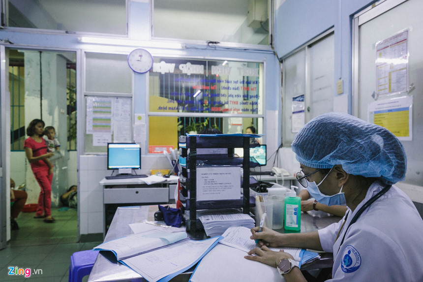 Bệnh viện nhi đồng ở Sài Gòn vỡ trận vì dịch chồng dịch Bệnh viện nhi đồng ở Sài Gòn vỡ trận vì dịch chồng dịch