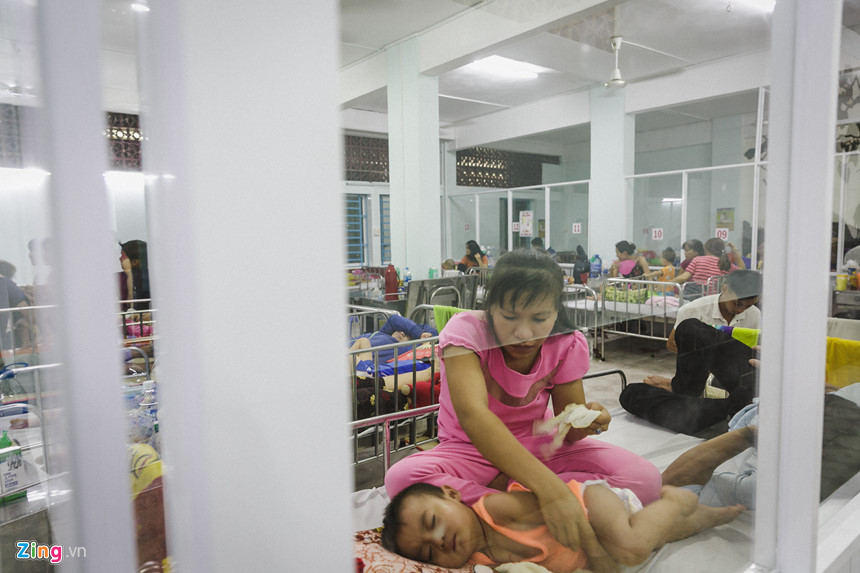 Bệnh viện nhi đồng ở Sài Gòn vỡ trận vì dịch chồng dịch Bệnh viện nhi đồng ở Sài Gòn vỡ trận vì dịch chồng dịch