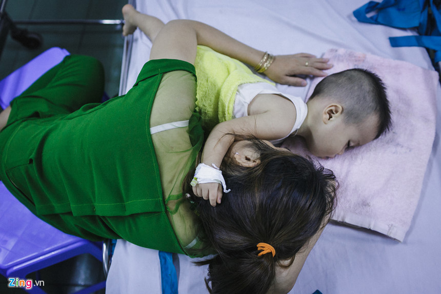 Bệnh viện nhi đồng ở Sài Gòn vỡ trận vì dịch chồng dịch Bệnh viện nhi đồng ở Sài Gòn vỡ trận vì dịch chồng dịch