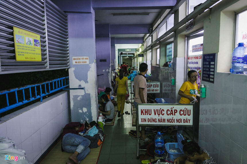 Bệnh viện nhi đồng ở Sài Gòn vỡ trận vì dịch chồng dịch Bệnh viện nhi đồng ở Sài Gòn vỡ trận vì dịch chồng dịch