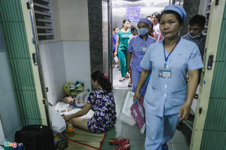 Bệnh viện nhi đồng ở Sài Gòn vỡ trận vì dịch chồng dịch