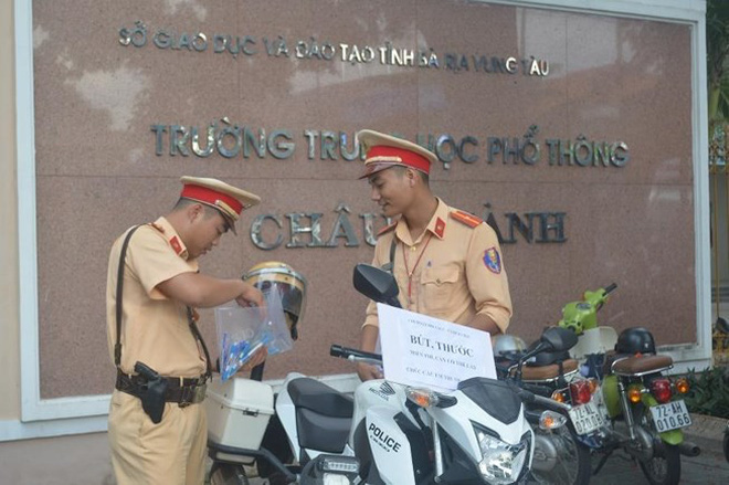 Nhìn lại những khoảnh khắc ấm lòng của chiến sỹ CSGT khi giúp đỡ người dân gặp nạn Nhìn lại những khoảnh khắc ấm lòng của chiến sỹ CSGT khi giúp đỡ người dân gặp nạn