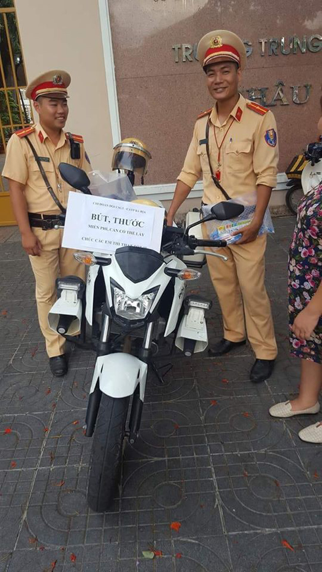 Nhìn lại những khoảnh khắc ấm lòng của chiến sỹ CSGT khi giúp đỡ người dân gặp nạn