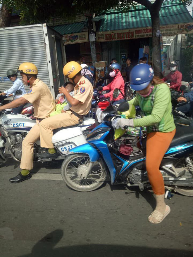 Nhìn lại những khoảnh khắc ấm lòng của chiến sỹ CSGT khi giúp đỡ người dân gặp nạn Nhìn lại những khoảnh khắc ấm lòng của chiến sỹ CSGT khi giúp đỡ người dân gặp nạn