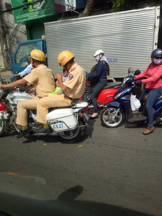 Nhìn lại những khoảnh khắc ấm lòng của chiến sỹ CSGT khi giúp đỡ người dân gặp nạn