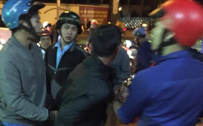 Tên cướp ngã gục trước sự phản kháng bất ngờ của cô gái 18 tuổi