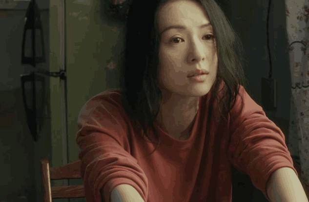 Ăn mặc xuề xòa lên sóng, Chương Tử Di vẫn được khen nức nở vì diễn hay lấn át cả đàn em