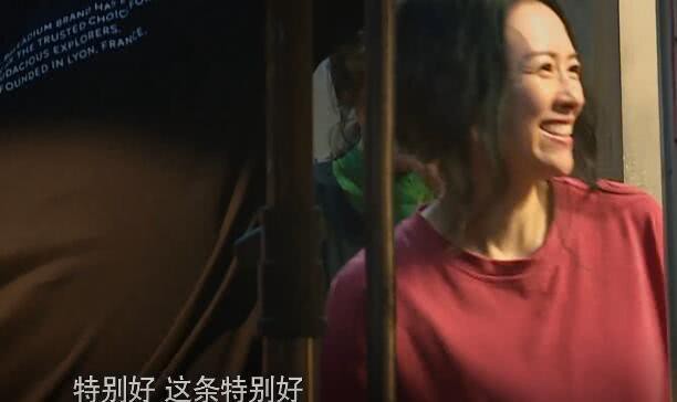 Ăn mặc xuề xòa lên sóng, Chương Tử Di vẫn được khen nức nở vì diễn hay lấn át cả đàn em