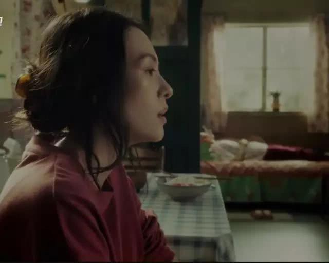 Ăn mặc xuề xòa lên sóng, Chương Tử Di vẫn được khen nức nở vì diễn hay lấn át cả đàn em