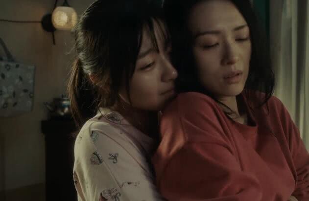 Ăn mặc xuề xòa lên sóng, Chương Tử Di vẫn được khen nức nở vì diễn hay lấn át cả đàn em