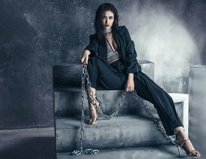 Đông Nhi gây sốc khi mọc đuôi trong poster của chuỗi kỉ niệm 10 năm ca hát