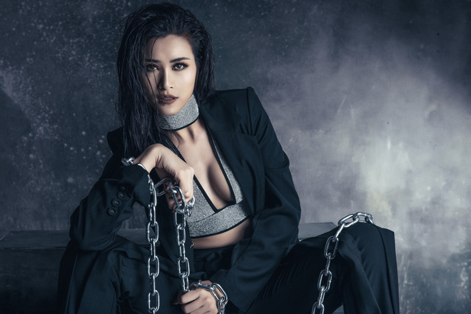 Đông Nhi gây sốc khi mọc đuôi trong poster của chuỗi kỉ niệm 10 năm ca hát