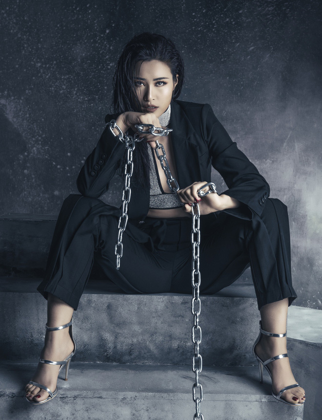 Đông Nhi gây sốc khi mọc đuôi trong poster của chuỗi kỉ niệm 10 năm ca hát