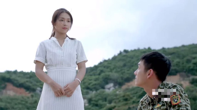 Hậu duệ mặt trời tập 9-10: Duy Kiên cãi cấp trên bị bắt giam, Hoài Phương xót xa mang mì tôm đến cứu đói Hậu duệ mặt trời tập 9-10: Duy Kiên cãi cấp trên bị bắt giam, Hoài Phương xót xa mang mì tôm đến cứu đói