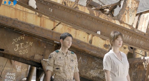 Hậu Duệ Mặt Trời bản Việt: Biến tàu đắm hoành tráng thành cầu tre xệp xệ khiến khán giả bật cười