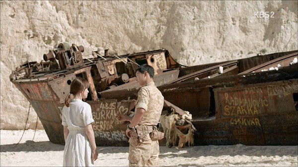 Hậu Duệ Mặt Trời bản Việt: Biến tàu đắm hoành tráng thành cầu tre xệp xệ khiến khán giả bật cười