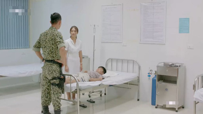 Hậu duệ mặt trời tập 9-10: Duy Kiên cãi cấp trên bị bắt giam, Hoài Phương xót xa mang mì tôm đến cứu đói Hậu duệ mặt trời tập 9-10: Duy Kiên cãi cấp trên bị bắt giam, Hoài Phương xót xa mang mì tôm đến cứu đói