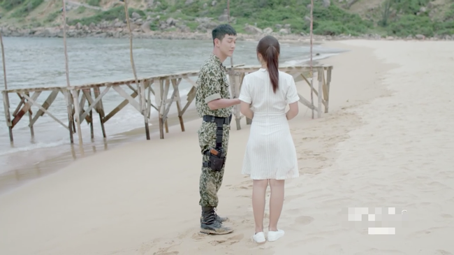 Hậu Duệ Mặt Trời bản Việt: Biến tàu đắm hoành tráng thành cầu tre xệp xệ khiến khán giả bật cười