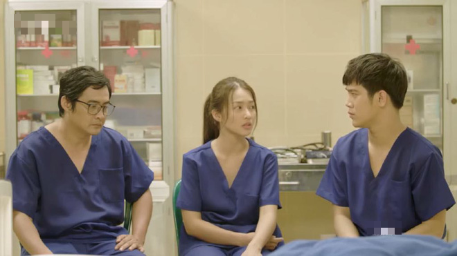 Hậu duệ mặt trời tập 9-10: Duy Kiên cãi cấp trên bị bắt giam, Hoài Phương xót xa mang mì tôm đến cứu đói Hậu duệ mặt trời tập 9-10: Duy Kiên cãi cấp trên bị bắt giam, Hoài Phương xót xa mang mì tôm đến cứu đói