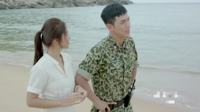 Hậu Duệ Mặt Trời bản Việt: Biến tàu đắm hoành tráng thành cầu tre xệp xệ khiến khán giả bật cười