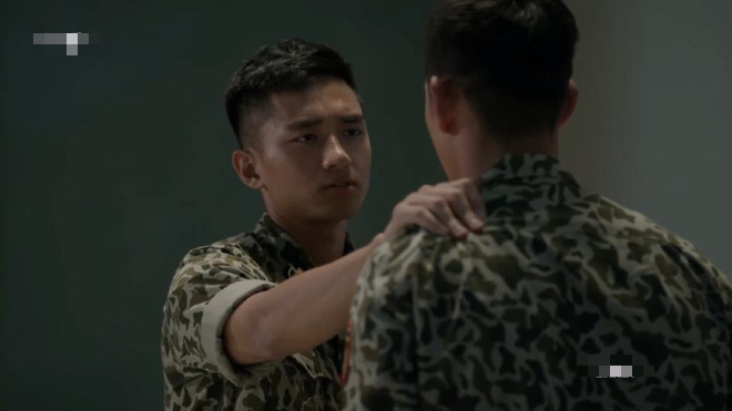 Hậu duệ mặt trời tập 9-10: Duy Kiên cãi cấp trên bị bắt giam, Hoài Phương xót xa mang mì tôm đến cứu đói Hậu duệ mặt trời tập 9-10: Duy Kiên cãi cấp trên bị bắt giam, Hoài Phương xót xa mang mì tôm đến cứu đói