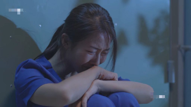 Hậu duệ mặt trời tập 9-10: Duy Kiên cãi cấp trên bị bắt giam, Hoài Phương xót xa mang mì tôm đến cứu đói Hậu duệ mặt trời tập 9-10: Duy Kiên cãi cấp trên bị bắt giam, Hoài Phương xót xa mang mì tôm đến cứu đói