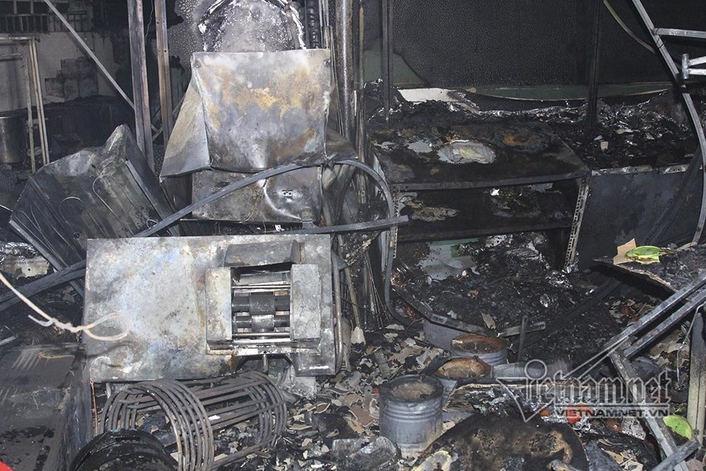 Cháy rừng rực lúc rạng sáng, 2 nhà phố Chùa Láng bị thiêu rụi