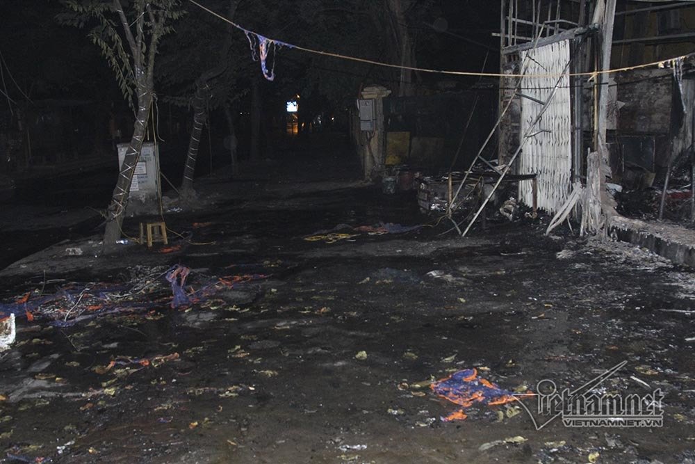 Cháy rừng rực lúc rạng sáng, 2 nhà phố Chùa Láng bị thiêu rụi