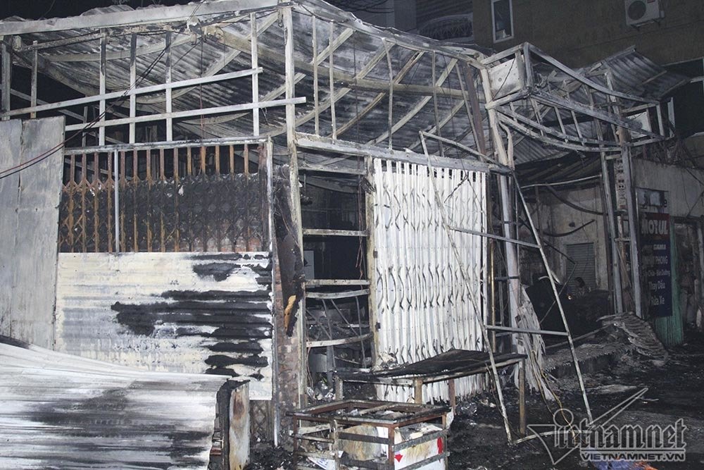 Cháy rừng rực lúc rạng sáng, 2 nhà phố Chùa Láng bị thiêu rụi