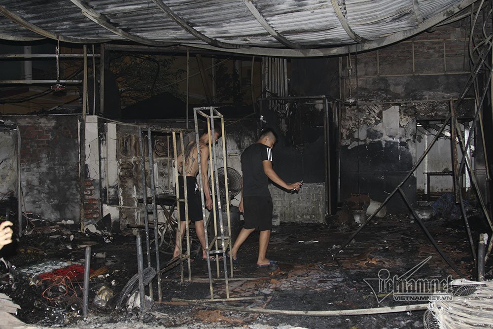 Cháy rừng rực lúc rạng sáng, 2 nhà phố Chùa Láng bị thiêu rụi