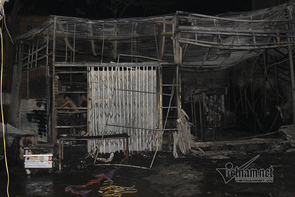 Cháy rừng rực lúc rạng sáng, 2 nhà phố Chùa Láng bị thiêu rụi