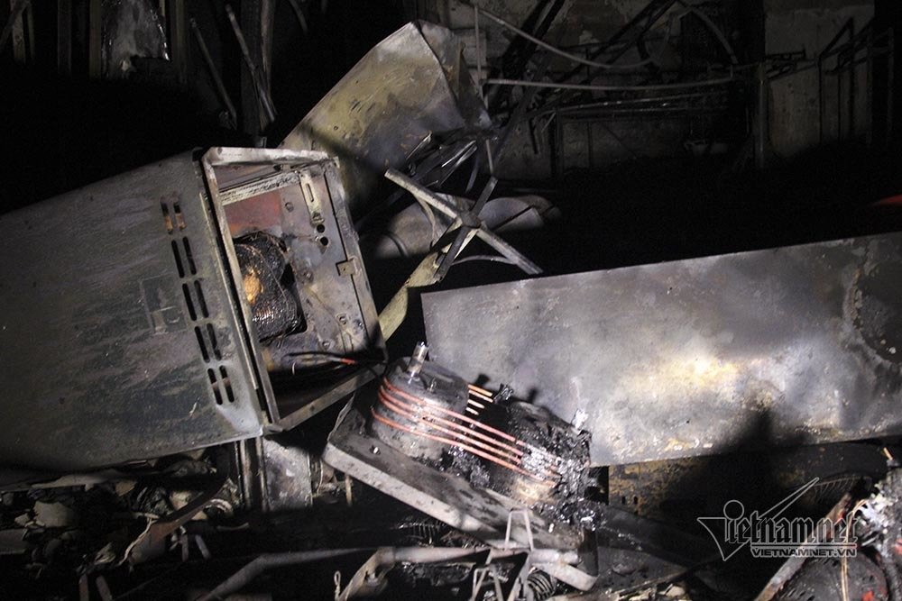 Cháy rừng rực lúc rạng sáng, 2 nhà phố Chùa Láng bị thiêu rụi