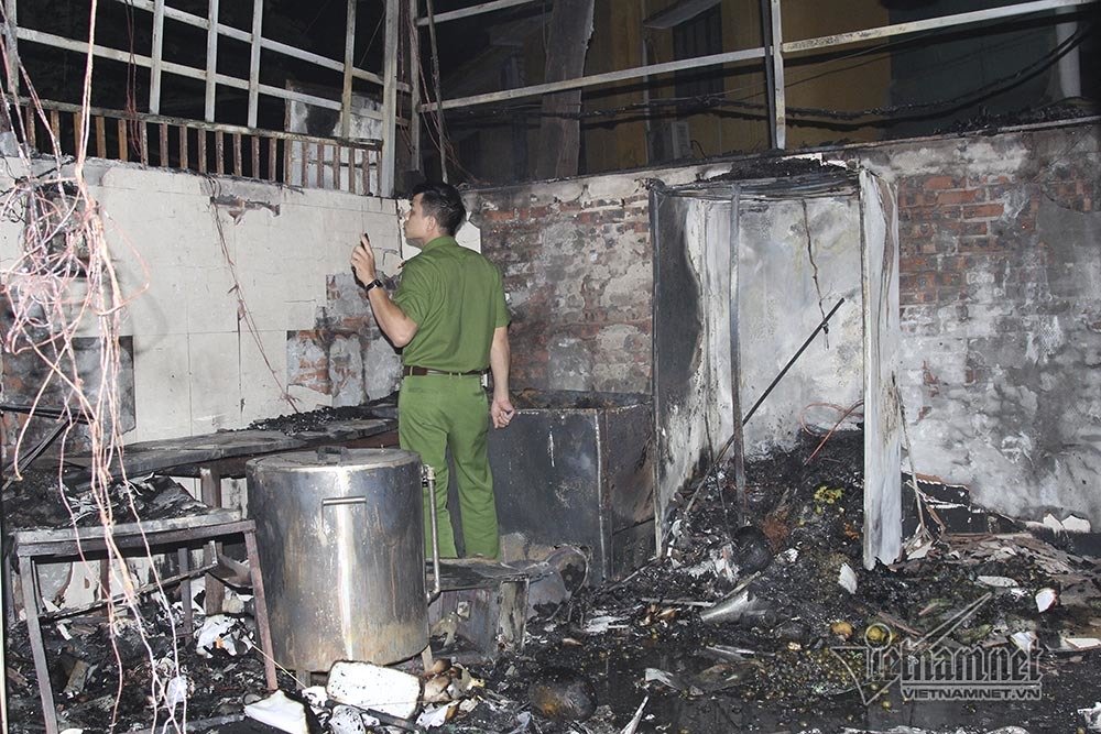 Cháy rừng rực lúc rạng sáng, 2 nhà phố Chùa Láng bị thiêu rụi