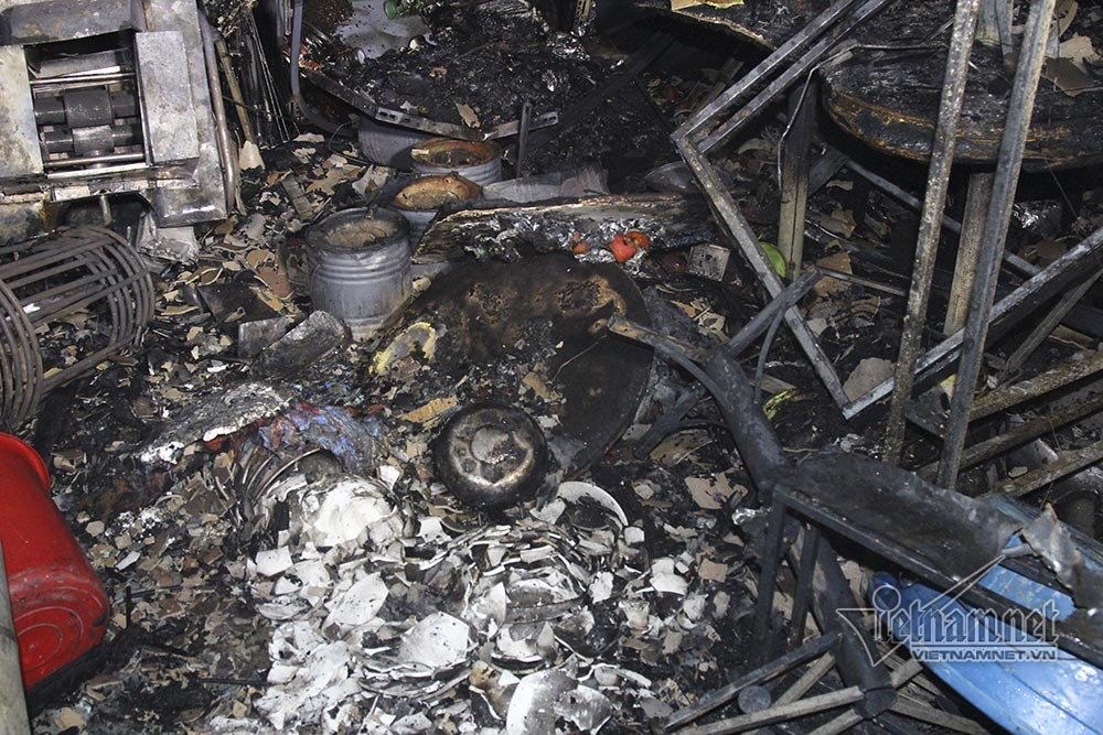 Cháy rừng rực lúc rạng sáng, 2 nhà phố Chùa Láng bị thiêu rụi