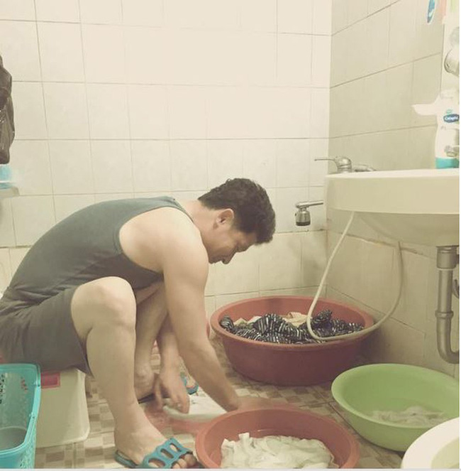 Thấy con trai giúp vợ giặt quần áo, mẹ chồng không tiếc lời mắng nhiếc nàng dâu mà chưa kịp hiểu đầu đuôi câu chuyện