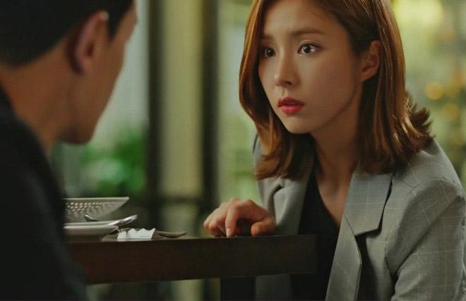 Nghi chồng có bồ vì chiếc dây chuyền lạ trong ví, vợ bật khóc khi biết sự thật phía sau