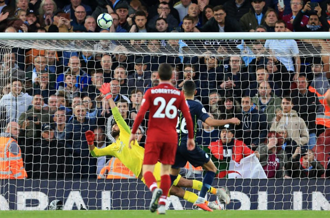 Pep Guardiola xin lỗi khi Jesus bị đồng đội lấy quả penalty