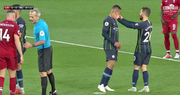 Pep Guardiola xin lỗi khi Jesus bị đồng đội lấy quả penalty