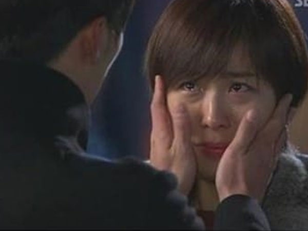 Bật khóc khi biết được sự thật về chiếc dây chuyền trong ví người chồng khô khan