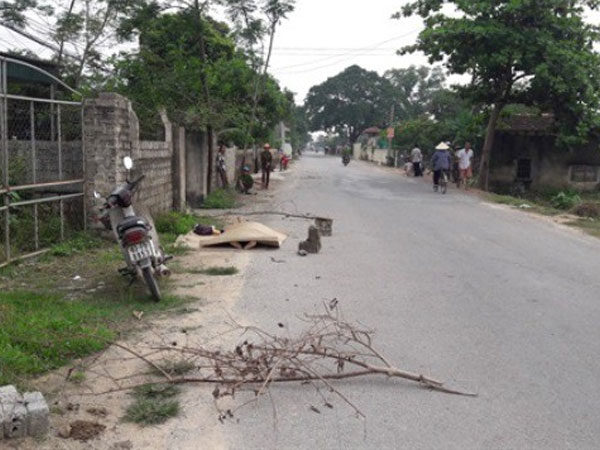 Đang đi làm, người dân tá hỏa phát hiện 1 thi thể nằm bên đường