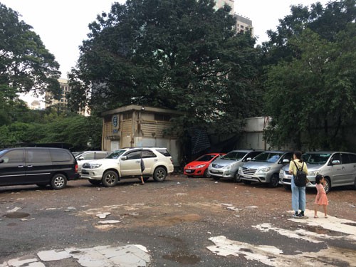 Tăng phí giữ xe máy, ngại ngần với ôtô