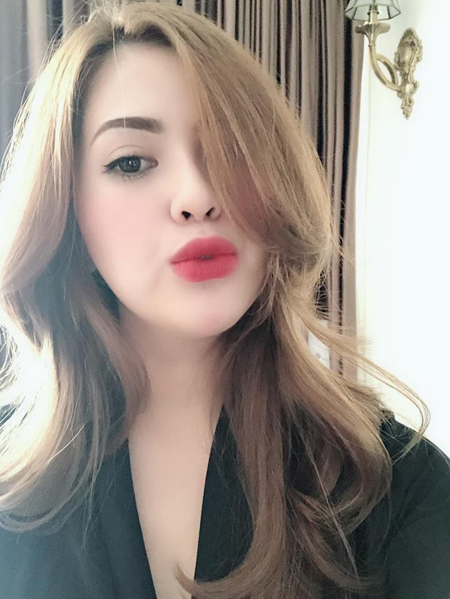 Hot mom Hương Trần - bà xã xinh đẹp của nam diễn viên Việt Anh đổi tình trạng quan hệ trên Facebook sang Độc thân?