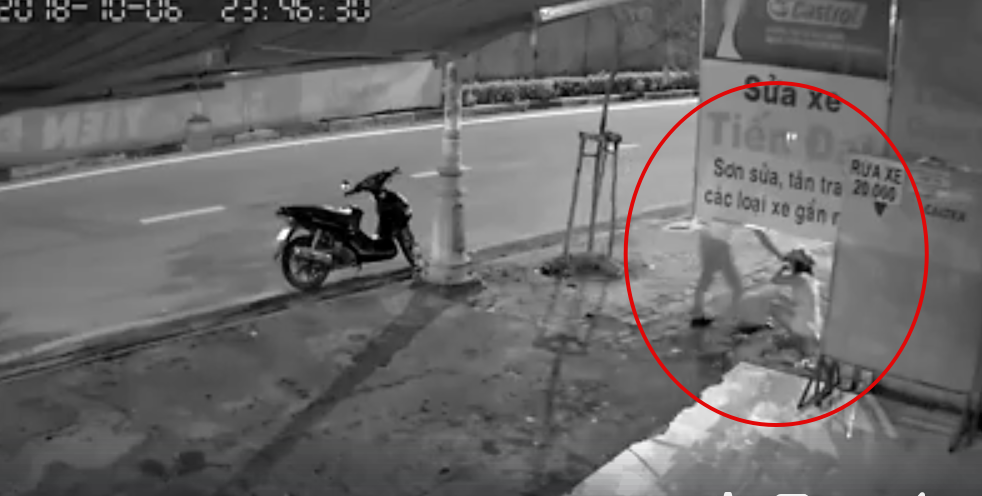 Xuất hiện clip người đàn ông ăn mặc lịch lãm bạo hành phụ nữ dã man trên vỉa hè khiến cộng đồng mạng phẫn nộ