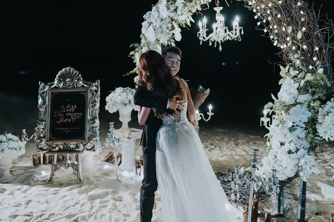 Nhiều năm chung sống nhưng chưa đám cưới, Ưng Hoàng Phúc bất ngờ cầu hôn bà xã trên biển