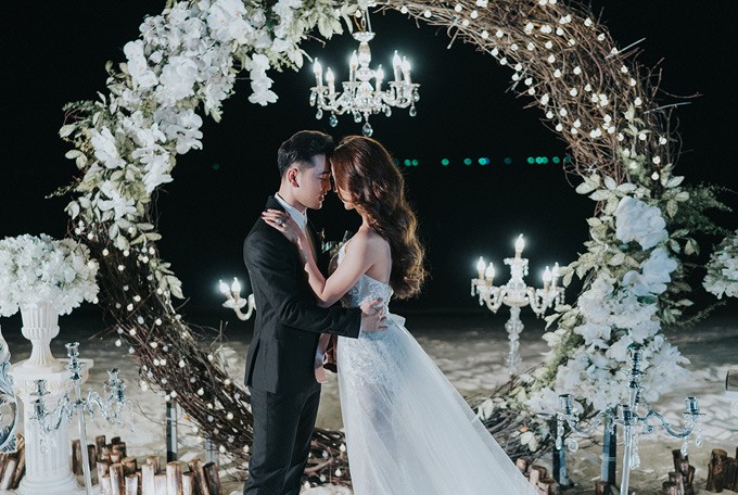 Nhiều năm chung sống nhưng chưa đám cưới, Ưng Hoàng Phúc bất ngờ cầu hôn bà xã trên biển