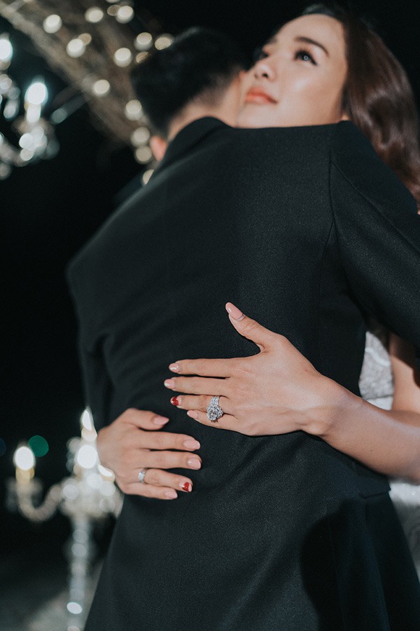 Nhiều năm chung sống nhưng chưa đám cưới, Ưng Hoàng Phúc bất ngờ cầu hôn bà xã trên biển